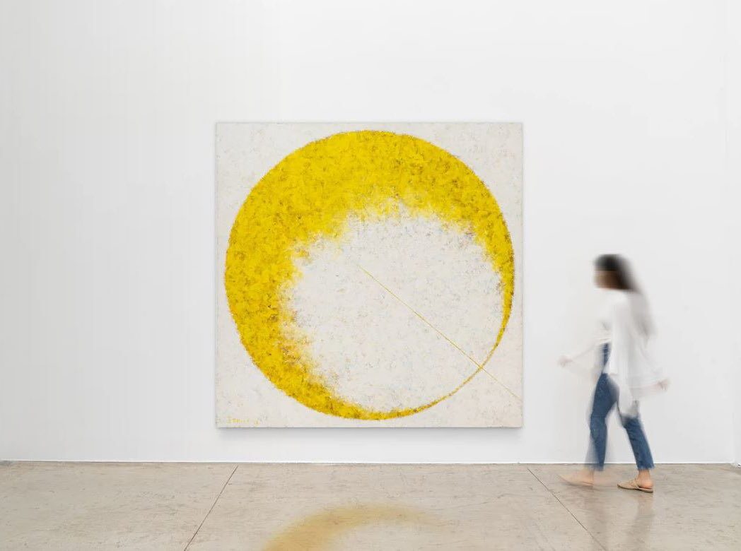 Pintura de Tomie Ohtake com círculo amarelo em parede branca