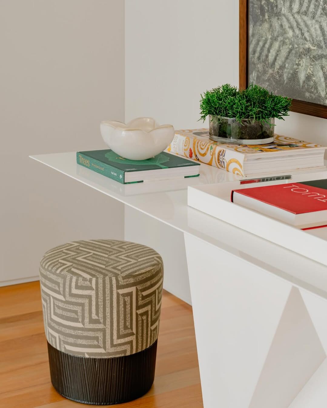Detalhe de mesa com livros e banqueta, Casa da Escultura